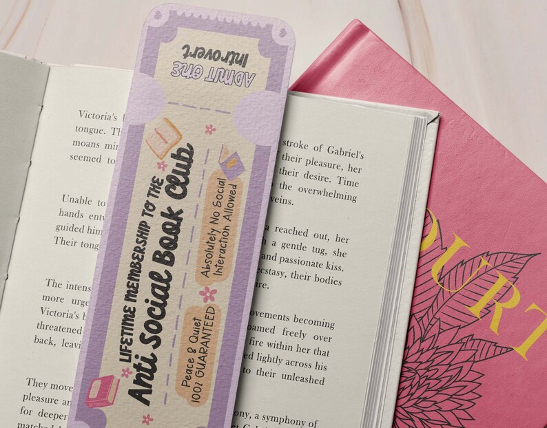 Puede incluir: Un marcap&aacute;ginas morado y blanco con el texto "Anti Social Book Club" y "Membres&iacute;a de por vida al Anti Social Book Club". El marcap&aacute;ginas tambi&eacute;n tiene el texto "Paz y tranquilidad 100% garantizada" y "Absolutamente ninguna interacci&oacute;n social permitida".