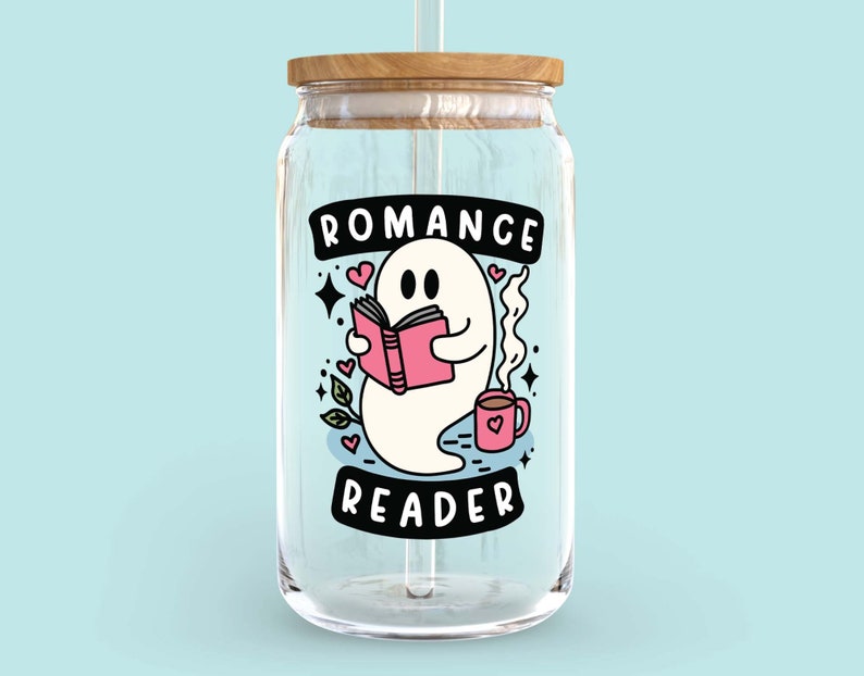 Op de afbeelding: Een glazen pot met een houten deksel en een rietje. De pot heeft een afbeelding van een geest die een boek leest met de tekst "Romance Reader" en harten.