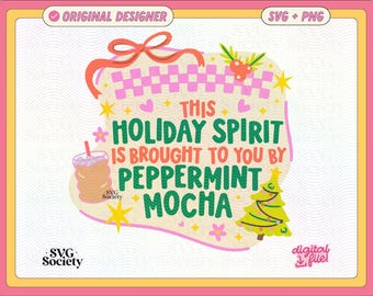 Puede incluir: Gráfico digital colorido con el texto "THIS HOLIDAY SPIRIT IS BROUGHT TO YOU BY PEPPERMINT MOCHA". El diseño incluye una bebida de café, un árbol de Navidad, estrellas y un lazo rosa. Las palabras "SVG + PNG" están en la esquina superior derecha.
