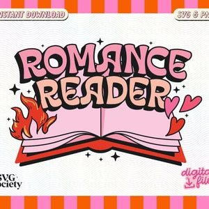 Peut inclure: Un design graphique rose et rouge avec le texte "Romance Reader" dans une police rétro. Le design présente un livre avec des flammes et des cœurs. Le texte "SVG Society" et "fichier numérique !" est également inclus.