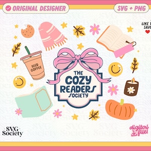 Könnte beinhalten: Eine digitale Illustration mit dem Thema gemütliches Lesen. Enthält eine rosa Schleife, den Text „The Cozy Readers Society“, einen Eiskaffee, einen Kürbis, ein Buch, einen Schal und andere herbstliche Grafiken. Das Bild hat einen rosa und gelben Rand.