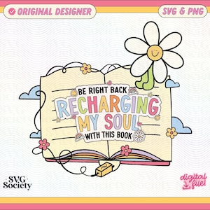 Könnte beinhalten: Eine bunte Illustration eines geöffneten Buches mit dem Text "Be Right Back Recharging My Soul With This Book". Eine lächelnde Blume mit einem grünen Stiel befindet sich oben auf dem Buch. Der Hintergrund ist ein welliges Muster in Rosa und Gelb.