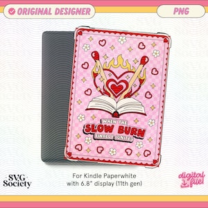 Puede incluir: Una funda rosa y roja para Kindle Paperwhite con un diseño de un libro, llamas y corazones. El texto en la funda dice "When the Slow Burn Finally Ignites".