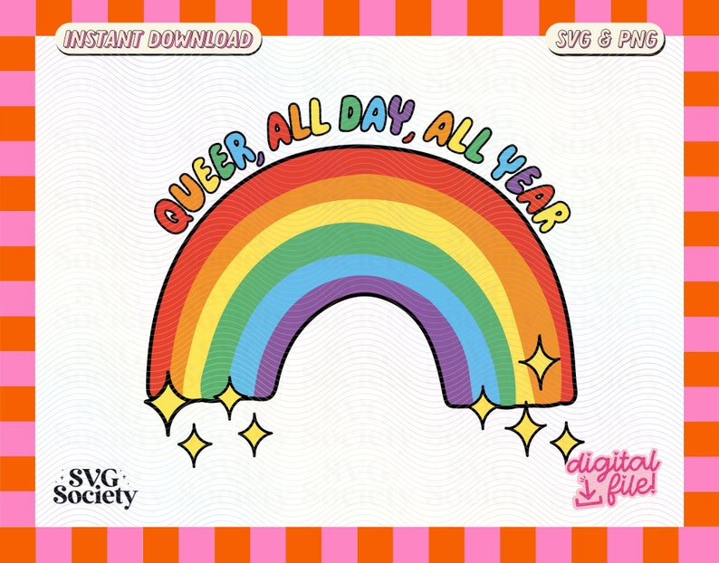 K&ouml;nnte beinhalten: Ein Regenbogen mit dem Text "QUEER, ALL DAY, ALL YEAR" in einer bunten, Retro-Schrift. Der Regenbogen hat einen wei&szlig;en Hintergrund mit einem wellenf&ouml;rmigen Muster.