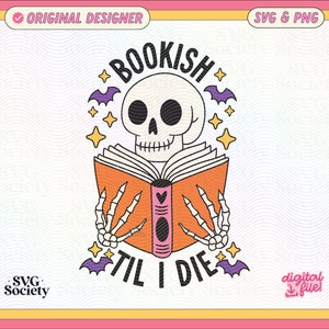 Puede incluir: Un esqueleto leyendo un libro con el texto "Bookish Til I Die" y rodeado de murciélagos y estrellas.