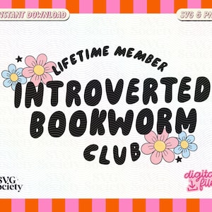 Könnte beinhalten: Ein digitaler Download eines Grafikdesigns mit dem Text "Lifetime Member Introverted Bookworm Club" in Schwarz mit rosa und blauen Blumen. Der Text ist in einer fetten, abgerundeten Schriftart.
