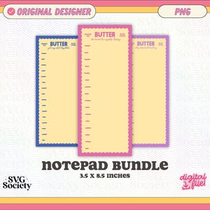 Puede incluir: Un paquete de blocs de notas con tres blocs de notas. Cada bloc de notas tiene un interior amarillo y un borde de diferente color: azul, rosa y morado. Los blocs de notas tienen bordes festoneados, la palabra "BUTTER" en la parte superior y un diseño de regla. El paquete mide 8,9 x 21,6 cm.