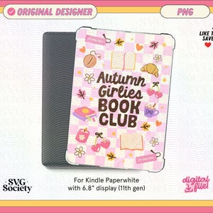 Könnte beinhalten: Eine Kindle Paperwhite Hülle mit rosa-weißem Karomuster. Auf der Hülle steht "Autumn Girlies Book Club" mit Illustrationen von Büchern, Blättern und Kirschen. Für ein 6,8" Display.