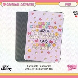 Puede incluir: Una funda lila para Kindle Paperwhite con el texto "Main Character with a Million Side Quests and Books to Read!" en colores. La funda está decorada con flores, estrellas y lazos. Diseñada para una pantalla de 6,8 pulgadas.