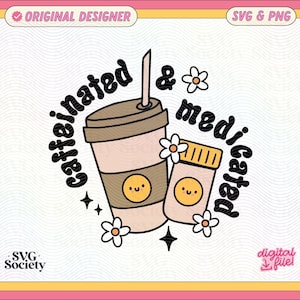Puede incluir: Un diseño gráfico en blanco y negro con el texto "caffeinated & medicated" en una fuente retro. El diseño presenta una taza de café y un frasco de pastillas con caras sonrientes.