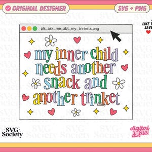 以下が含まれることがあります： カラフルな文字で「my inner child needs another snack and another trinket」と書かれたデジタルファイルのデザイン。デザインにはハート、星、花が含まれており、ピンク、黄色、白のボーダーが付いています。