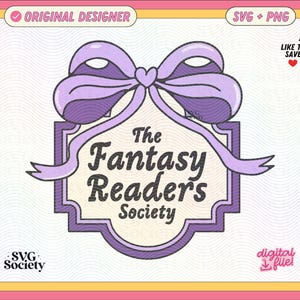 Può includere: Un design digitale con il testo "The Fantasy Readers Society" in stile vintage, incorniciato in una cornice decorativa e adornato da un fiocco viola. Il design include le parole "Original Designer" e "SVG + PNG".