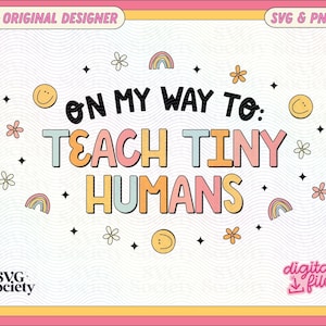 Op de afbeelding: Een kleurrijke digitale download-afbeelding met de tekst "On my way to: Teach Tiny Humans". De afbeelding bevat regenbogen, sterren en smiley-gezichten.
