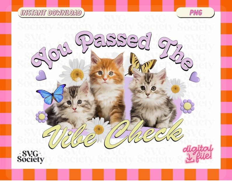 Op de afbeelding: Een digitale download van een grafisch ontwerp met twee kittens op een achtergrond van roze, gele en witte madeliefjes. De tekst "You Passed The Vibe Check" staat in een retro-lettertype.