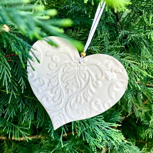 Coração de cerâmica branca feito à mão para decoração de Natal ou casa. Enfeite de coração grande. Dia dos Namorados, Frete grátis.