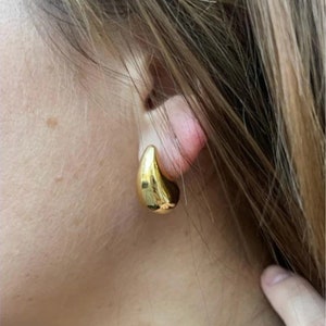 Boucles d'oreilles dorées 18K cœur émaillé rouge - lobe femme moderne