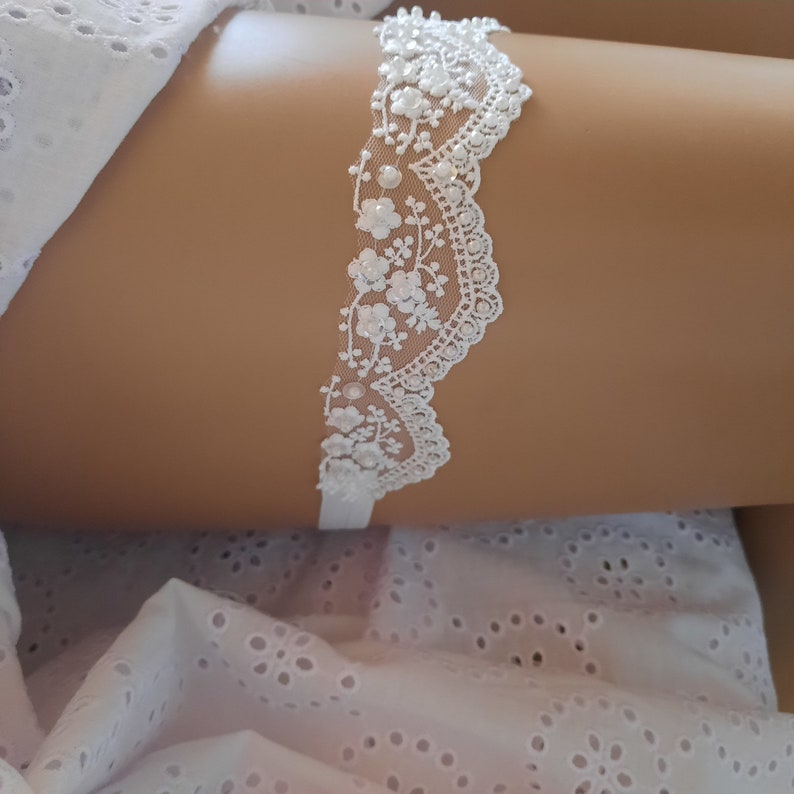 Pearl Beaded Lace Wedding Garter, Ivory Lace Garter, Sleek Simple Garter, Bridal Garter, Garters for Wedding, Sleek Garter, Simple Garter zdjęcie 7