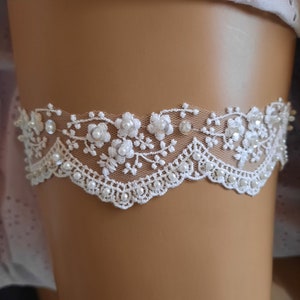 Pearl Beaded Lace Wedding Garter, Ivory Lace Garter, Sleek Simple Garter, Bridal Garter, Garters for Wedding, Sleek Garter, Simple Garter zdjęcie 6