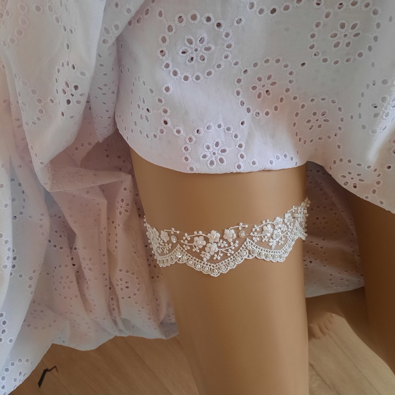 Pearl Beaded Lace Wedding Garter, Ivory Lace Garter, Sleek Simple Garter, Bridal Garter, Garters for Wedding, Sleek Garter, Simple Garter zdjęcie 2