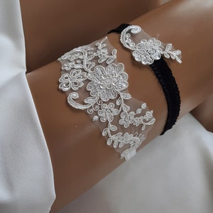 Ensemble jarretière dentelle mariage, ensemble jarretière dentelle ivoire et noir, ensemble jarretière pour mariée, jarretière souvenir, jarretière noire, ensemble jarretière simple élégant