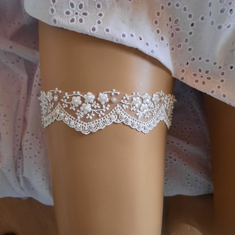 Pearl Beaded Lace Wedding Garter, Ivory Lace Garter, Sleek Simple Garter, Bridal Garter, Garters for Wedding, Sleek Garter, Simple Garter zdjęcie 3