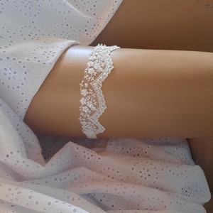 Pearl Beaded Lace Wedding Garter, Ivory Lace Garter, Sleek Simple Garter, Bridal Garter, Garters for Wedding, Sleek Garter, Simple Garter zdjęcie 5