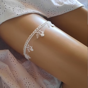 Sleek Ivory Lace Wedding Garter: Elegant Bridal Flowers