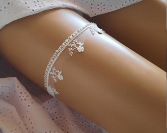 Sleek Ivory Lace Wedding Garter: Elegant Bridal Flowers