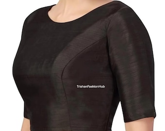 Könnte beinhalten: Eine schwarze, kurzärmelige Bluse mit Rundhalsausschnitt und einem figurbetonten Oberteil. Die Bluse ist aus einem glatten, seidenartigen Stoff gefertigt. Der Text "TrishFashionHub" ist auf der Vorderseite der Bluse aufgedruckt.