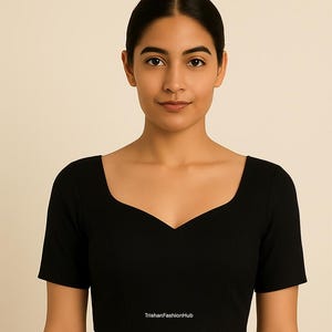 Könnte beinhalten: Schwarzes Oberteil mit kurzen Ärmeln, quadratischem Ausschnitt und V-Ausschnitt in der Mitte. Das Oberteil ist figurbetont und scheint aus einem glatten Stoff zu bestehen. Der Text "TrishanFashionHub" ist unten sichtbar.