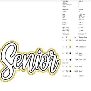以下が含まれることがあります： 筆記体で「Senior」と書かれたデジタル刺繍デザイン。金色の縁取りと黒色の塗りつぶし。ステッチ数、色の変更、機械の設定などの技術的な詳細が含まれています。