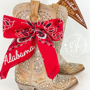 Pañuelo con lazo bordado estilo bota vaquera: espíritu escolar personalizado, herrajes dorados. imagen 8