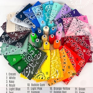 Puede incluir: Una colecci&oacute;n de veinticuatro pa&ntilde;uelos de tela plegados en varios colores, numerados del 1 al 24, dispuestos en un patr&oacute;n de abanico circular. En el centro, hay varios carretes de hilo de coser a juego. Se incluye una lista de los colores.