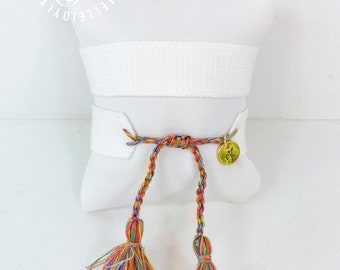 Pulsera con borlas bordadas personalizadas: Pulsera con nombre personalizado