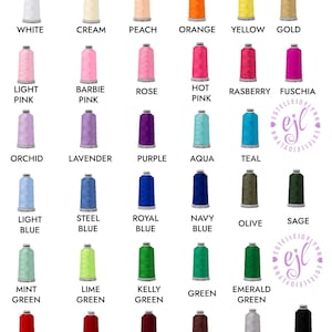 Puede incluir: Una cuadr&iacute;cula de treinta y seis carretes de hilo de bordar en varios colores, cada uno etiquetado con su nombre de color correspondiente, incluyendo blanco, crema, melocot&oacute;n, naranja, amarillo, oro, tonos rosa, morado, azul, verde, rojo, marr&oacute;n, plata y negro.