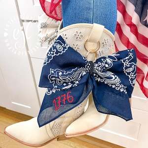Pañuelo con lazo bordado estilo bota vaquera: espíritu escolar personalizado, herrajes dorados. imagen 2