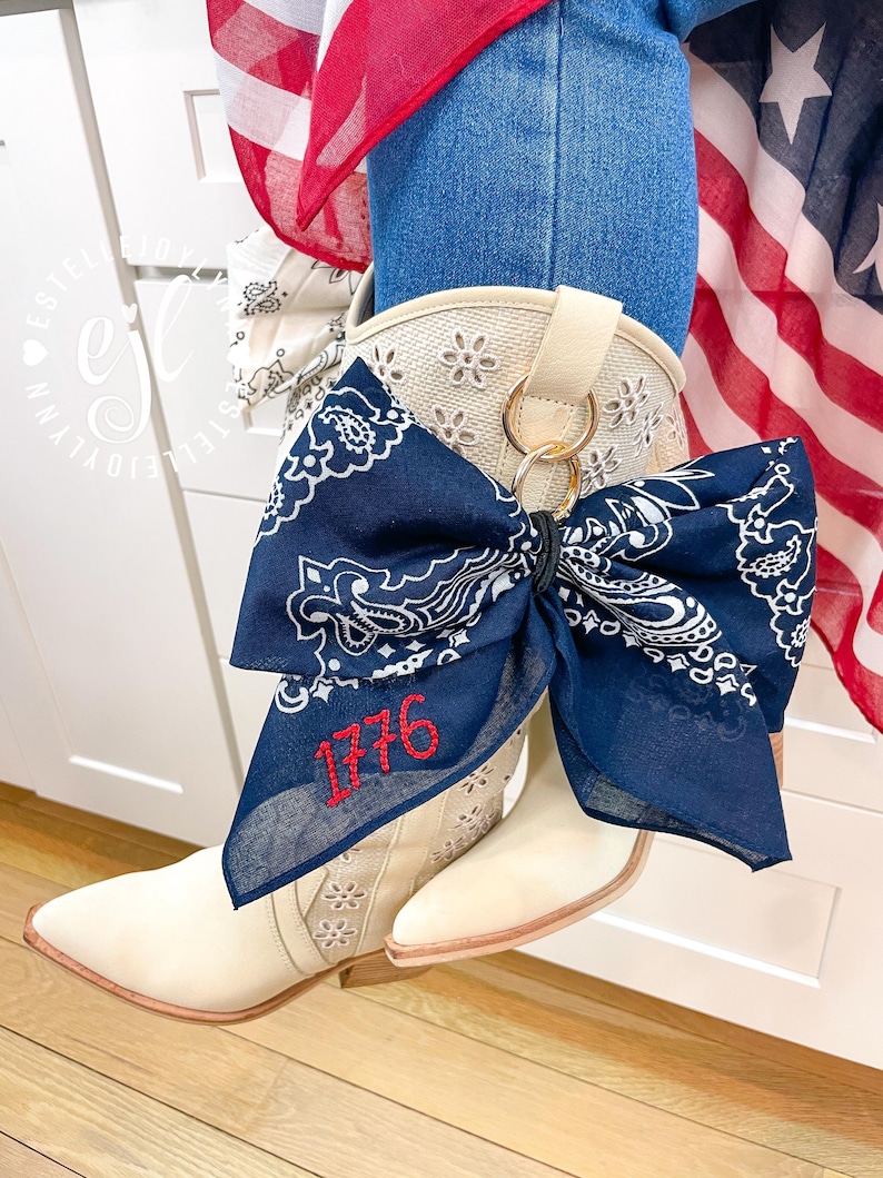 Pañuelo con lazo bordado estilo bota vaquera: espíritu escolar personalizado, herrajes dorados. imagen 2