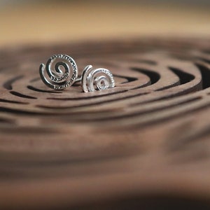 Piccoli orecchini a spirale in argento, orecchini a spirale testurizzati fatti a mano, celtici geometrici, argento massiccio
