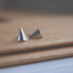 Orecchini geometrici in argento sterling, orecchini minimalisti triangolari, aeroplanino di carta, delicati gioielli fatti a mano