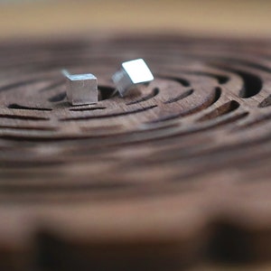 Minimalistische Würfel Ohrstecker, geometrische Ohrringe, einfacher handgemachter Schmuck, silberne Ohrstecker