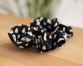 Estampado de leopardo cupro scrunchie / Corbata de pelo blanco y negro / Cupro elástico de pelo delicado