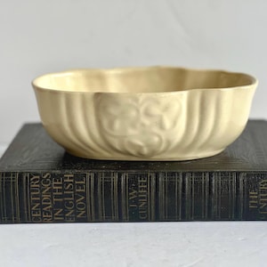 Vintage Art Deco Planter: Creamy White USA Pottery, Clover Design