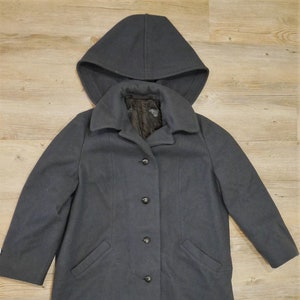 Cappotto blu navy svedese con cappuccio.