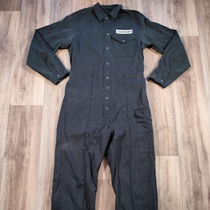 Traje militar negro.