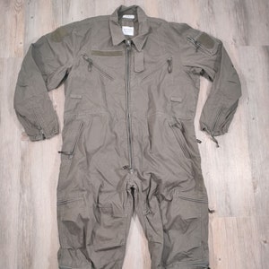 traje militar