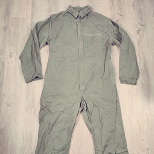 traje militar