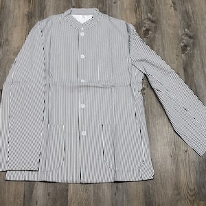 Op de afbeelding: Een langarmig shirt met zwart-witte strepen, een mandarijnsluiting en knoopsluiting.