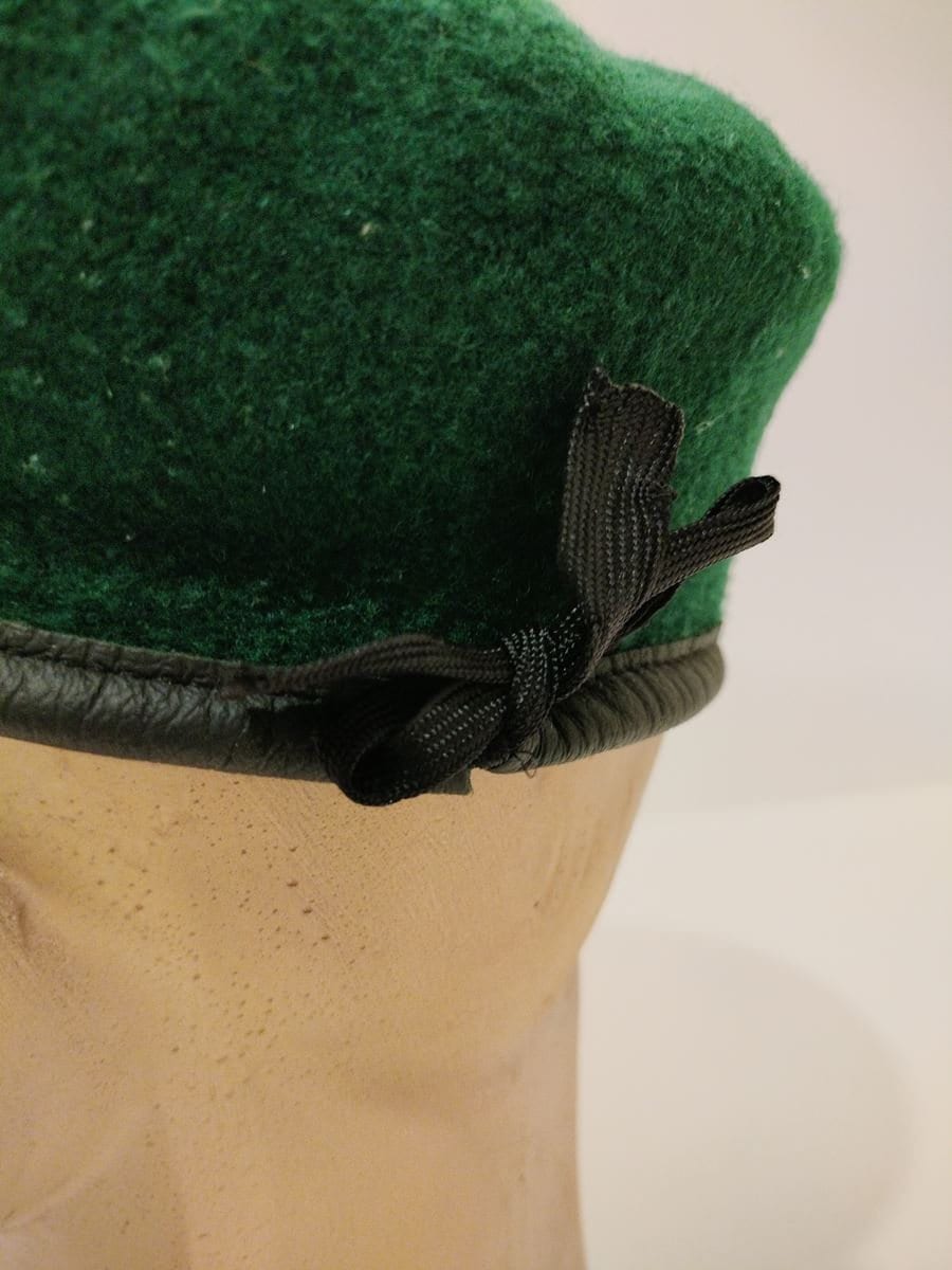 Béret de l'armée militaire ukrainienne avec cocarde. Chapeau d