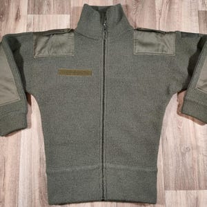 Peut inclure: Une tasse en céramique blanche avec une anse noire et le texte "But First, Coffee" en noir, en gras. La tasse est posée sur une surface blanche. La tasse mesure environ 10 cm de haut.