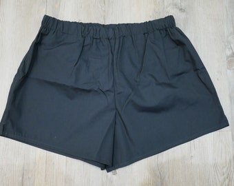 Pode incluir: Shorts de algodão preto com elástico na cintura.
